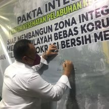 Penandatanganan Pakta Integritas untuk mewujudkan Zona Integritas (ZI) menuju Wilayah Bebas Korupsi (WBK)  dan Wilayah Birokrasi Bersih Melayani (WBBM) di Kantor kesehatan Pelabuhan Kelas III Bitung